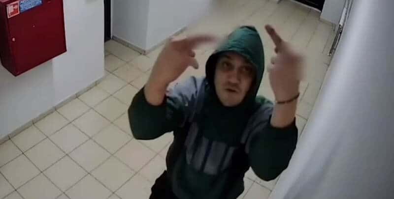 Свердловчанин разгромил пожарные шкафы в подъезде и показал неприличный жест в камеры наблюдения