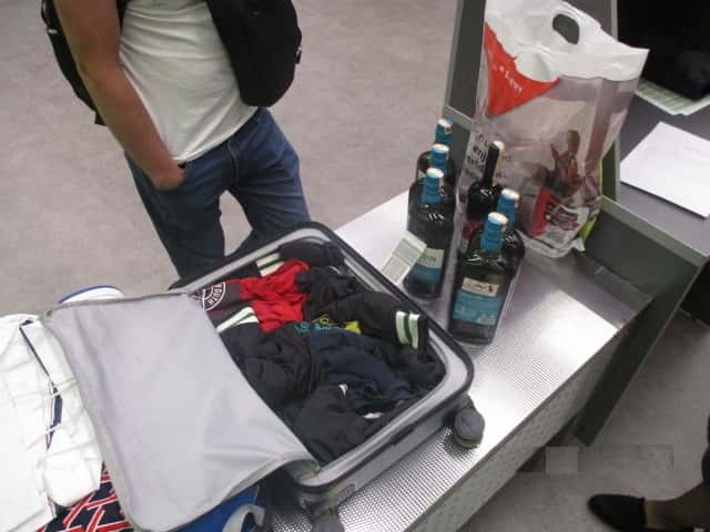 Уральские таможенники остановили пассажира с шестью литрами алкоголя