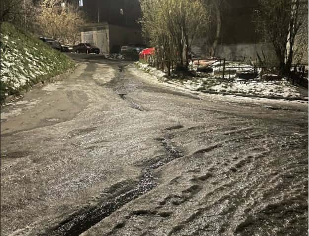 Дворы Первоуральска превратились в каток: местные жители жалуются на затопленные улицы