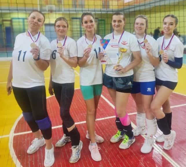 Первоуральские медики взяли 1 место в турнире по женскому волейболу