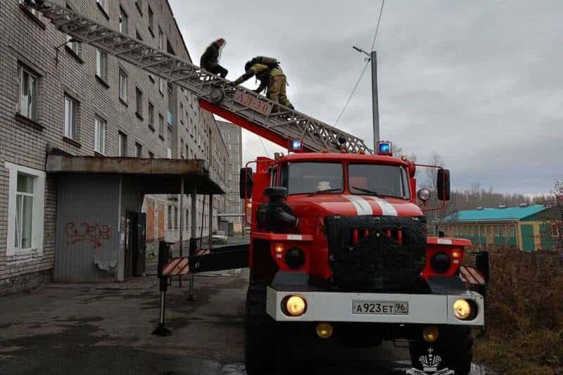 Свердловские пожарные спасли из огня пятерых человек