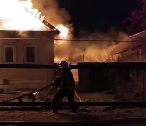 В поселке под Первоуральском сгорел жилой дом с баней