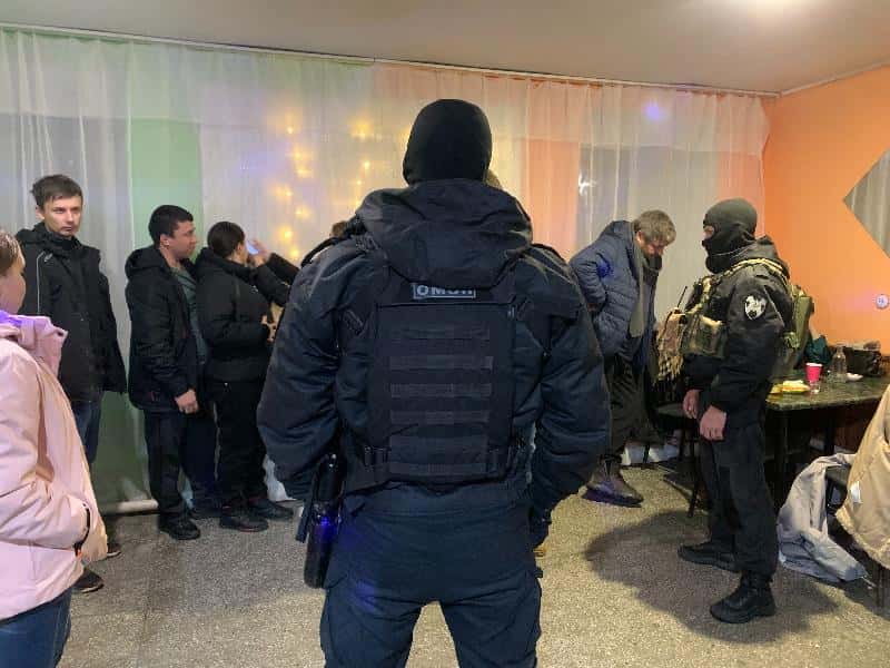 Первоуральские полицейские изъяли около 20 литров немаркированного алкоголя