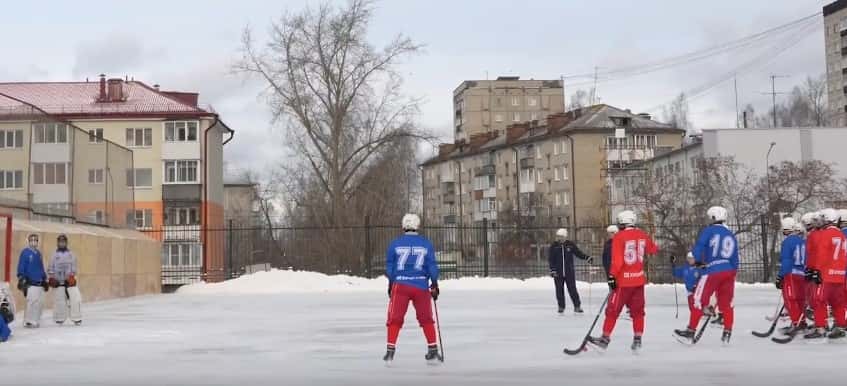 Хоккеисты Первоуральска впервые сыграли на искусственном катке