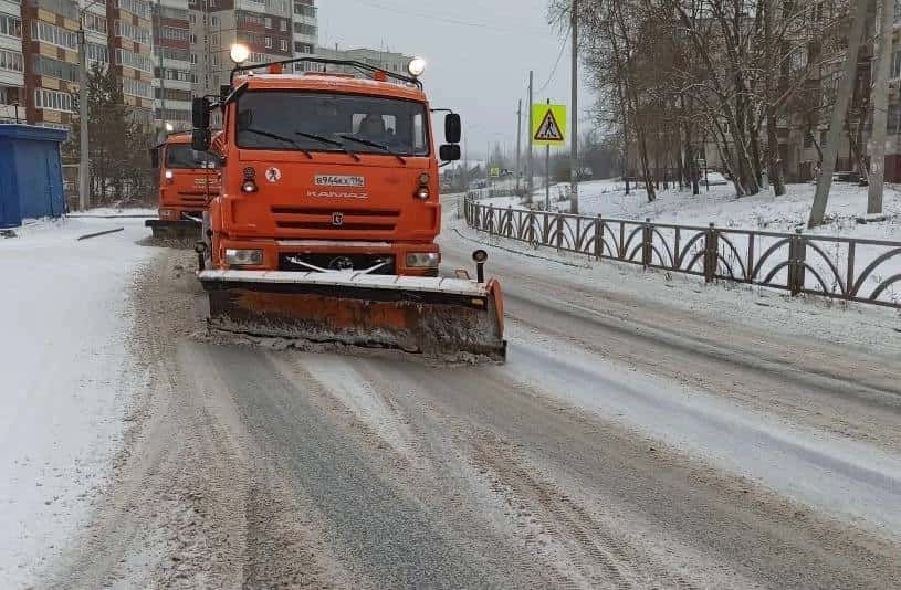 К уборке снега в Первоуральске подключили 15 единиц техники