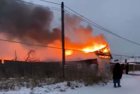 В поселке под Первоуральском горит частный дом