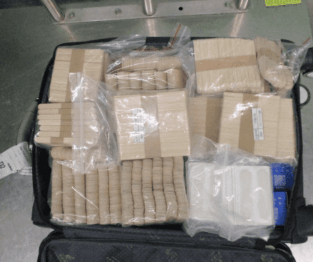 Уральские таможенники задержали гражданина Китая с тремя тысячами палочек для мороженого