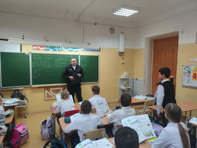 Полицейские Первоуральска рассказывают школьникам об опасности экстремизма