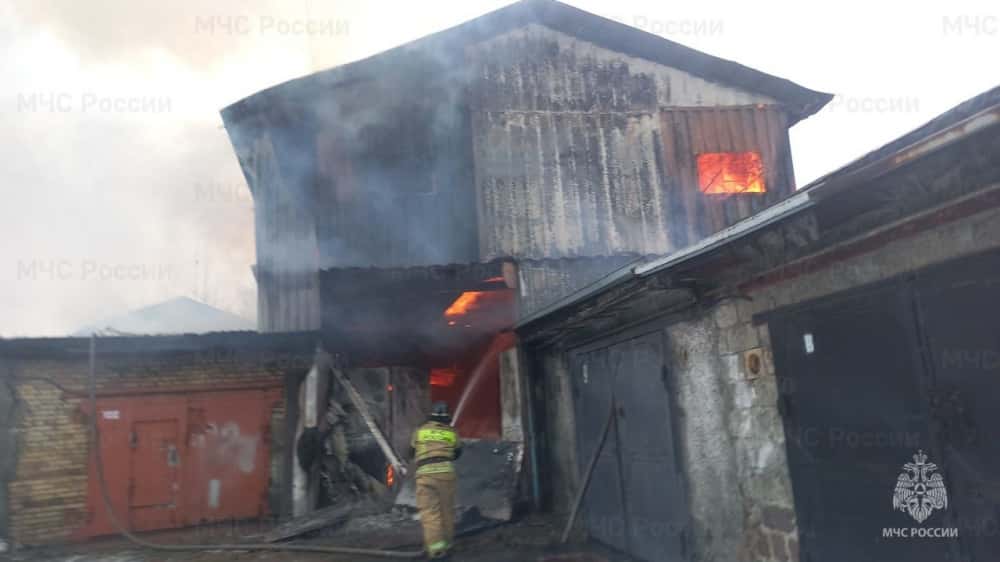 В Первоуральске на Урицкого сгорел гараж