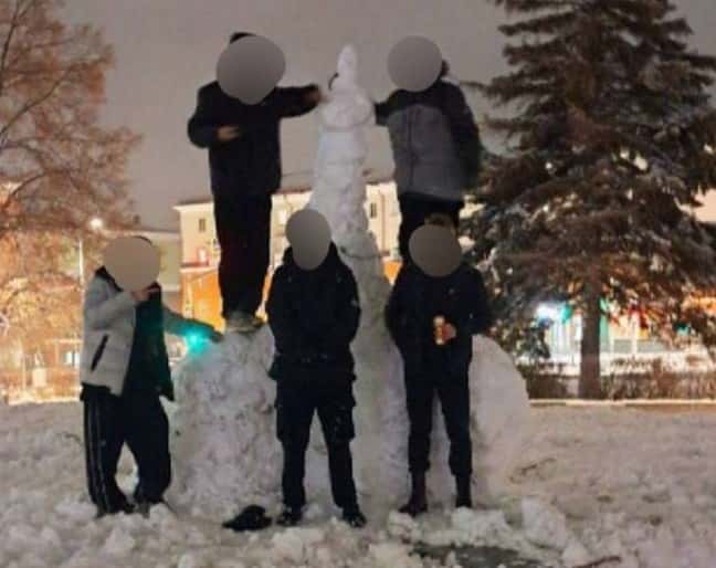 На Урале опять появились «членовики»: свердловчане стали лепить снежные фигуры