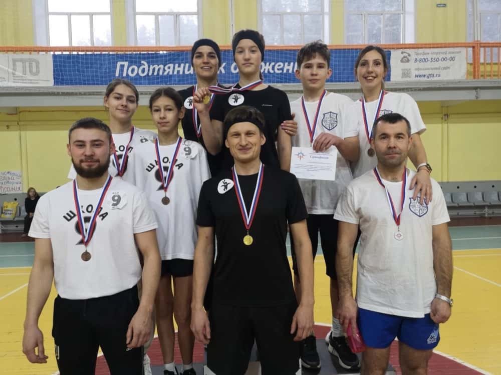 Родители первоуральских школьников соревновались в силе и ловкости