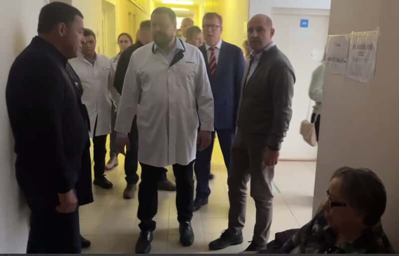 Свердловский губернатор оценил результаты первого этапа ремонта поликлиники в Первоуральске