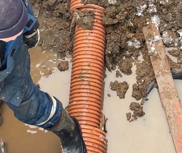 Первоуральские сотрудники «Водоканала» починили трубопровод на Ватутина