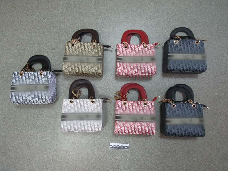 Уральские таможенники задержали женщину с 14 килограммами контрафактных сумок