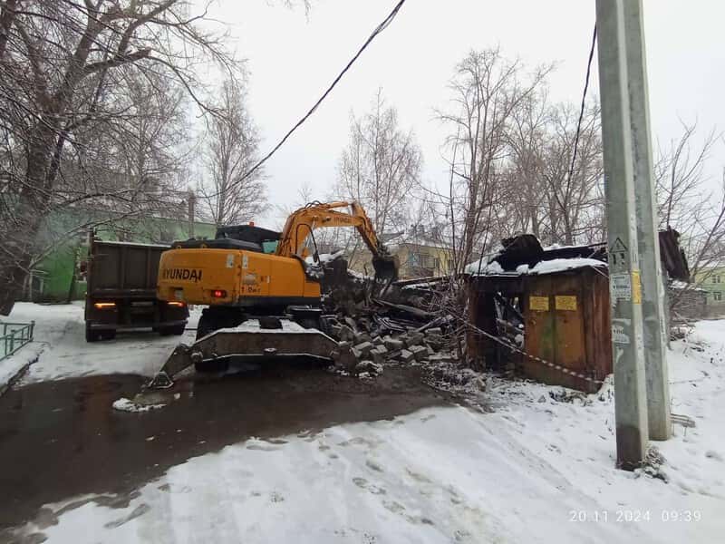 В Первоуральске снесли старые хозяйственные постройки
