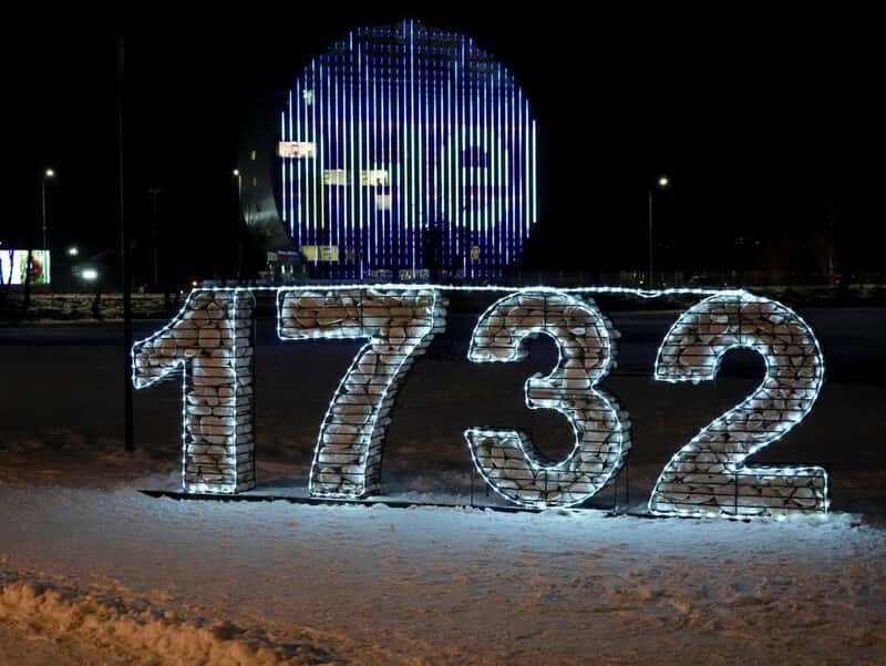 В Первоуральске завершили установку арт-объекта в виде даты основания города