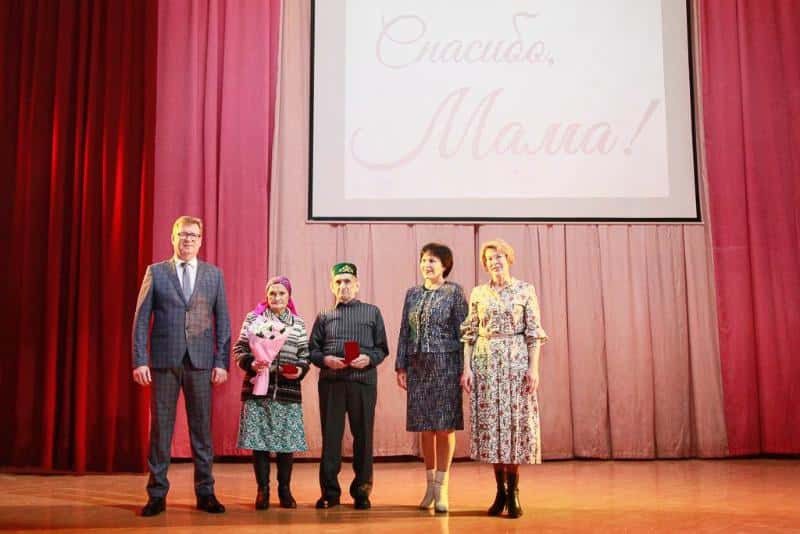 Первоуральских матерей наградили Знаками отличия 