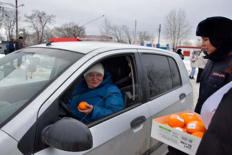 Апельсины от ГАИ: в поселке под Первоуральском прошла акция «Трезвый водитель»