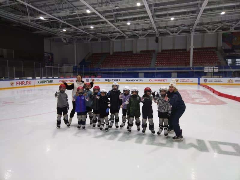 Первоуральские дошкольники попробовали себя в роли хоккеистов