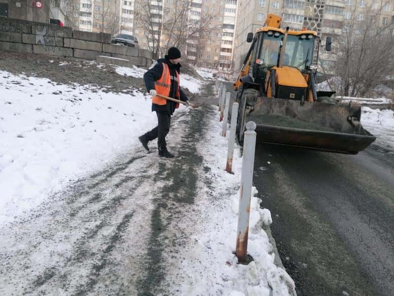 Жители Первоуральска пожаловались на гололед на тротуарах
