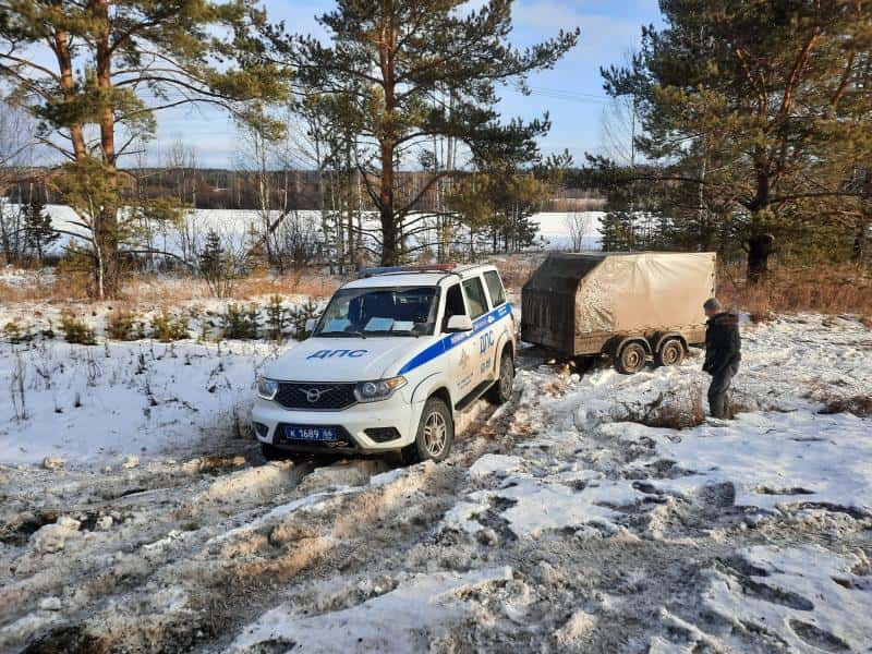 Сотрудники ГАИ помогли свердловчанину выбраться из сугроба