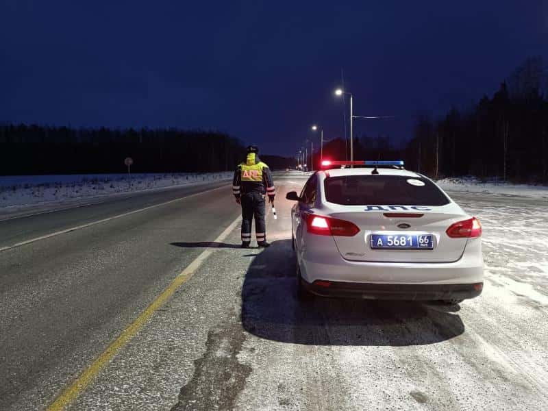 ГАИ Свердловской области предупредила о гололедице на дорогах