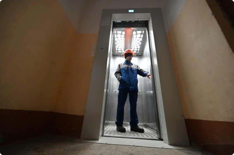 Свердловский губернатор внес коррективы в программу обновления лифтов