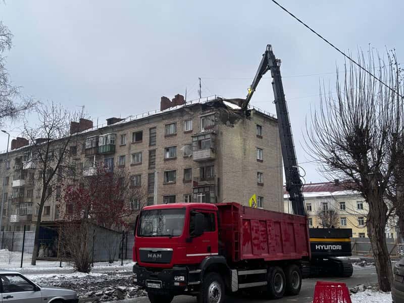 На улице Ватутина в Первоуральске перекрыли движение из-за сноса здания