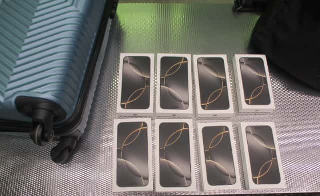 Свердловчане пытались провезти из ОАЭ 15 нелегальных айфонов