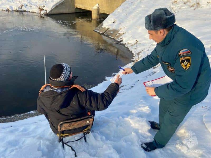 Не провалиться под лед: в МЧС дали советы по безопасности во время зимней рыбалки