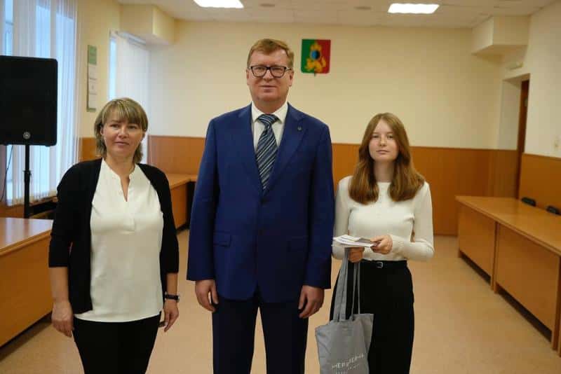 Юным первоуральцам торжественно вручили паспорта