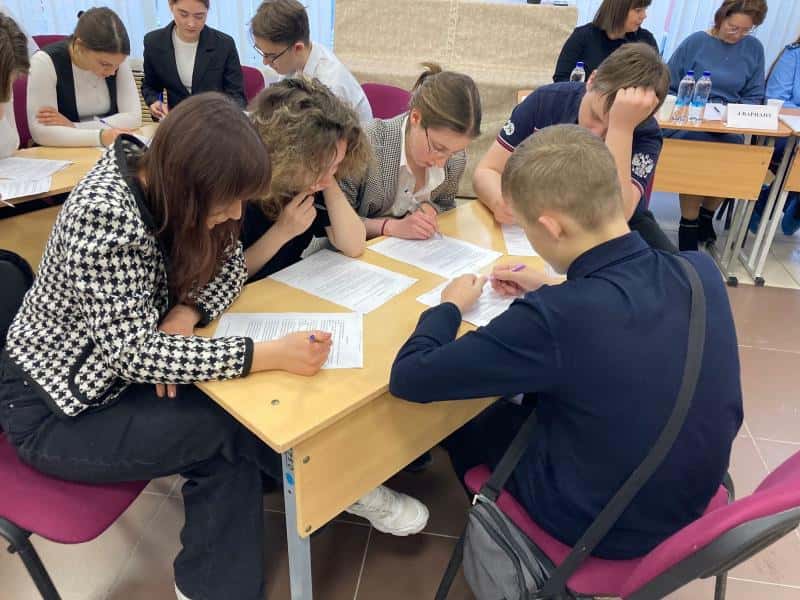 Школьники Первоуральска проверили свои знания Конституции 