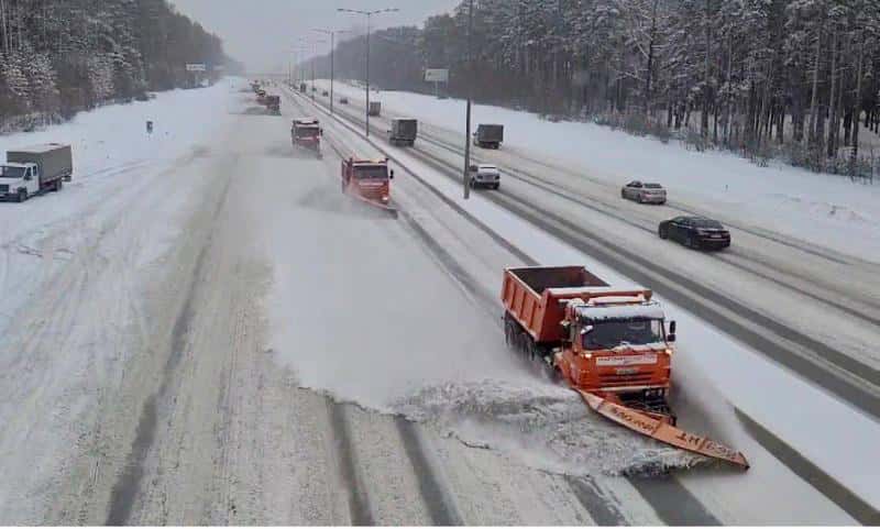 В Свердловской области для борьбы со снегом вышли более 300 единиц техники 