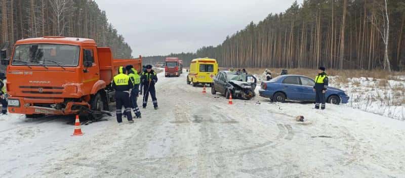 Трассу «Екатеринбург-Тюмень» полностью перекрыли из-за аварии 