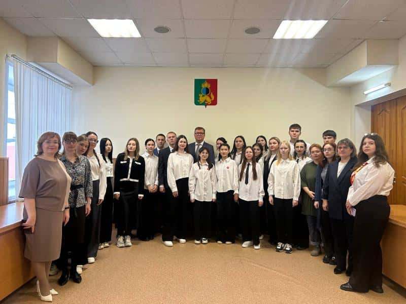 Глава Первоуральска встретился со школьниками, которые хотят стать госслужащими