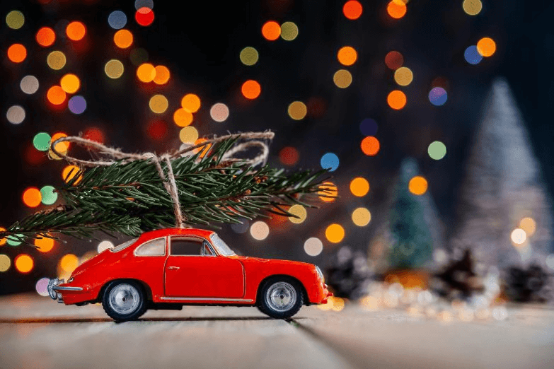 Сел в машину и сгорел: в ГАИ рассказали, почему не стоит вешать гирлянду на автомобиль