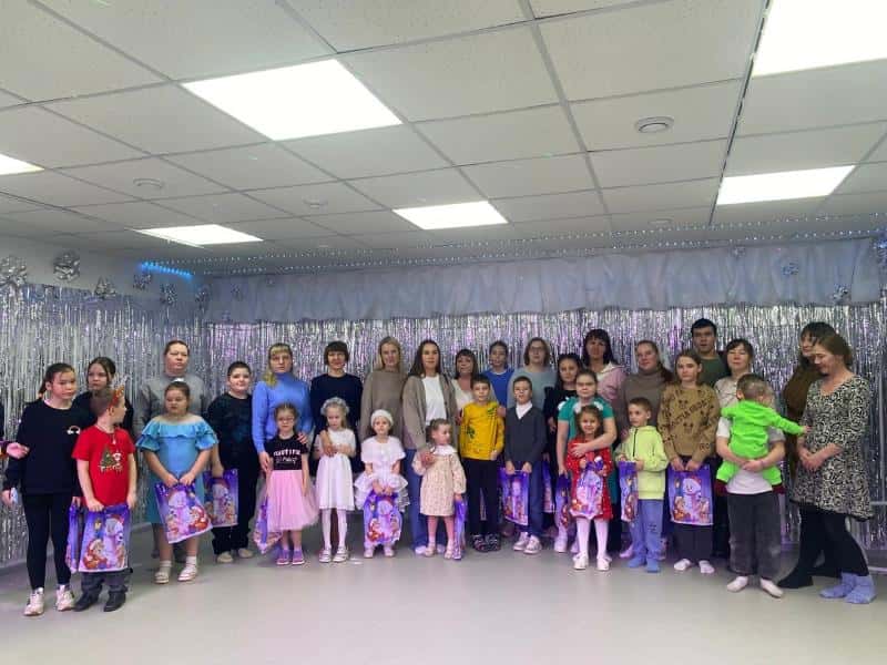 Дети первоуральских медиков посетили спектакль «Мир начинается с детства»