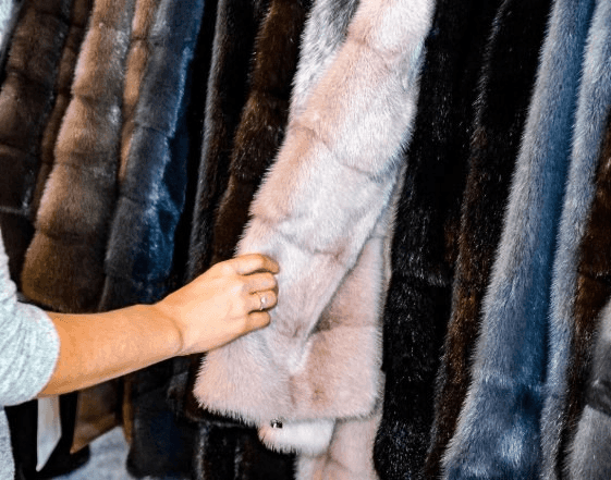 Администратора магазина шуб из Екатеринбурга уличили в воровстве денег из кассы