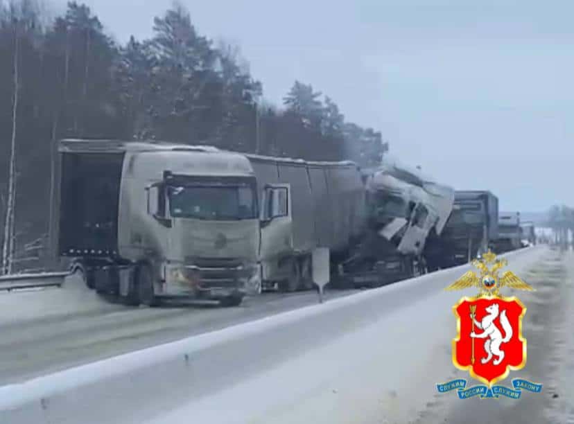 На Пермском тракте врезались два грузовика: движение временно ограничили