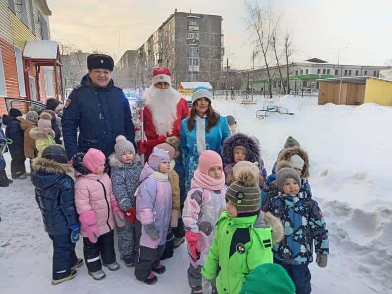 Первоуральских дошкольников посетил Дед Мороз-полицейский