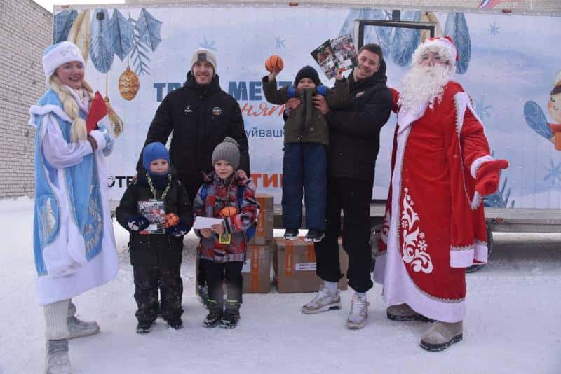Новогодний грузовичок с подарками отправился для свердловских воспитанников детских домов
