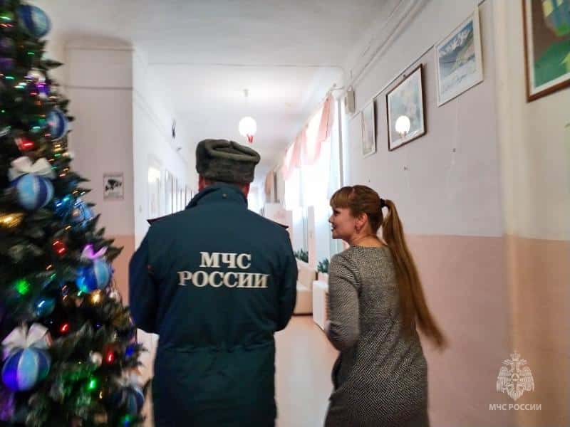 Сотрудники МЧС провели проверку пожарной безопасности в свердловских школах 