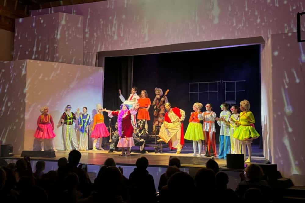 В Первоуральске состоялась премьера новогоднего спектакля «Бременские музыканты»