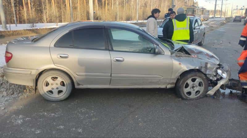 В Екатеринбурге автомобиль врезался в трамвай