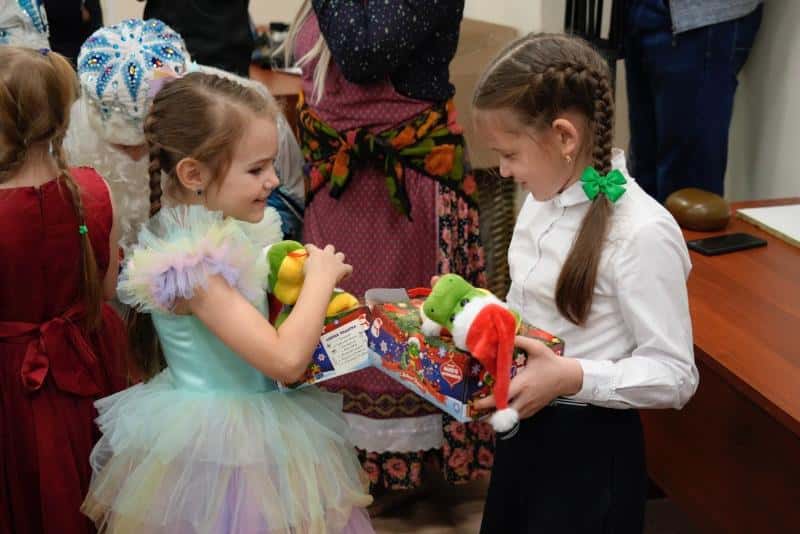 Около тридцати ребят из многодетных семей Первоуральска получили новогодние подарки