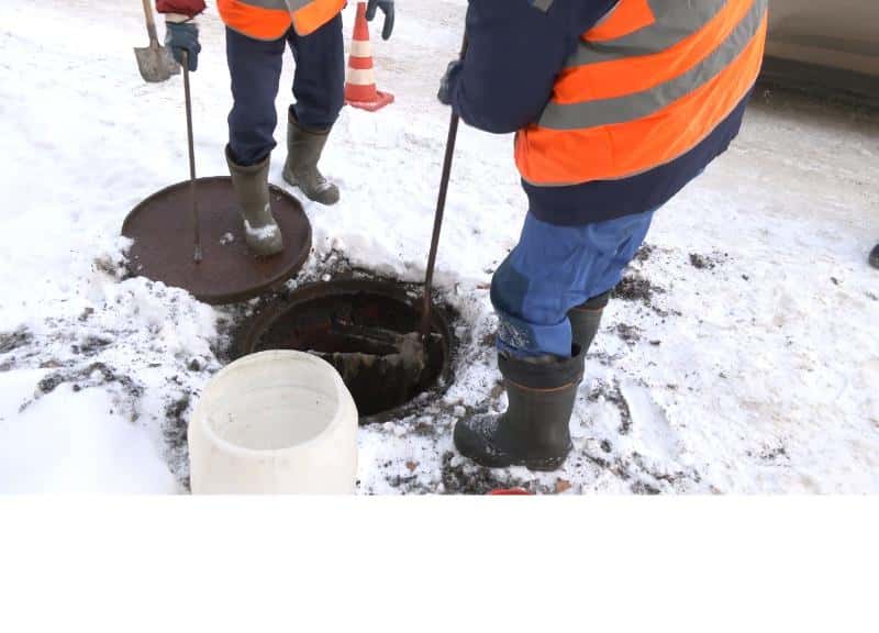 Сотрудники первоуральского «Водоканала» прочистили сети водоотведения 