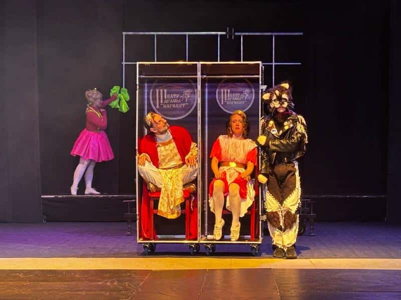 Юным первоуральцам вручили сладкие подарки на спектакле «Бременские музыканты»