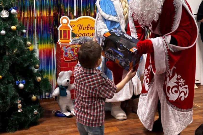 В Первоуральске Дед Мороз приехал в Дом ребенка поздравить детей