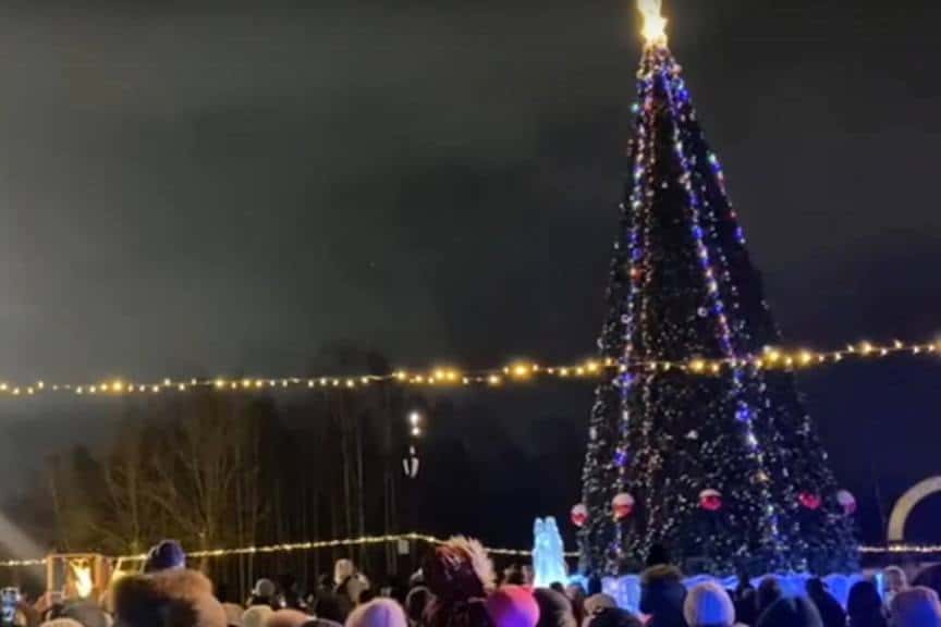 В Первоуральске открылся главный новогодний объект: жителям города рассказали, что интересного их ждет