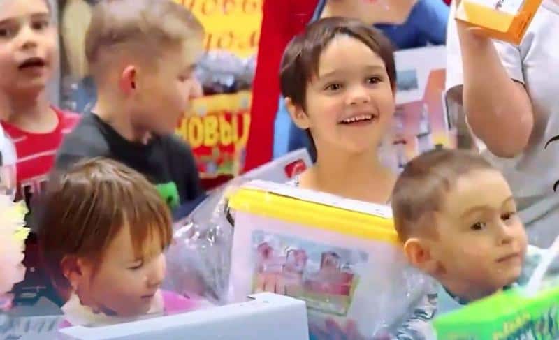 На Урале Дед Мороз раздал подарки почти трем тысячам детей